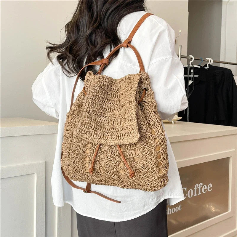Zaino da Donna in Paglia Intrecciata Stile Boho – Chiusura a Corda, Tracolla Arcuata – 2 Colori