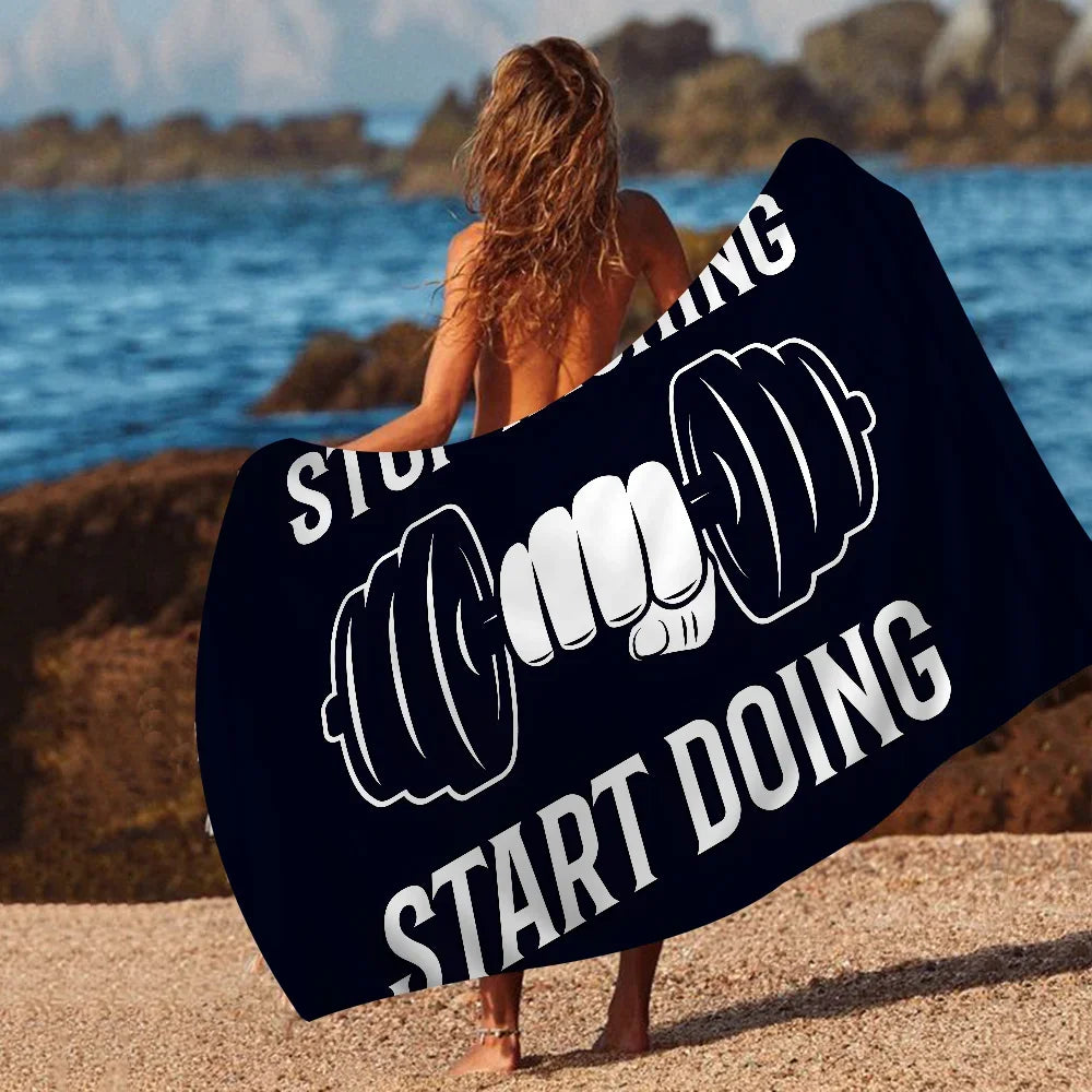 Telo Mare e Palestra in Microfibra con Slogan Fitness su Fondo Nero – 10 Modelli 6 Misure da 40×70 a 150×220 cm