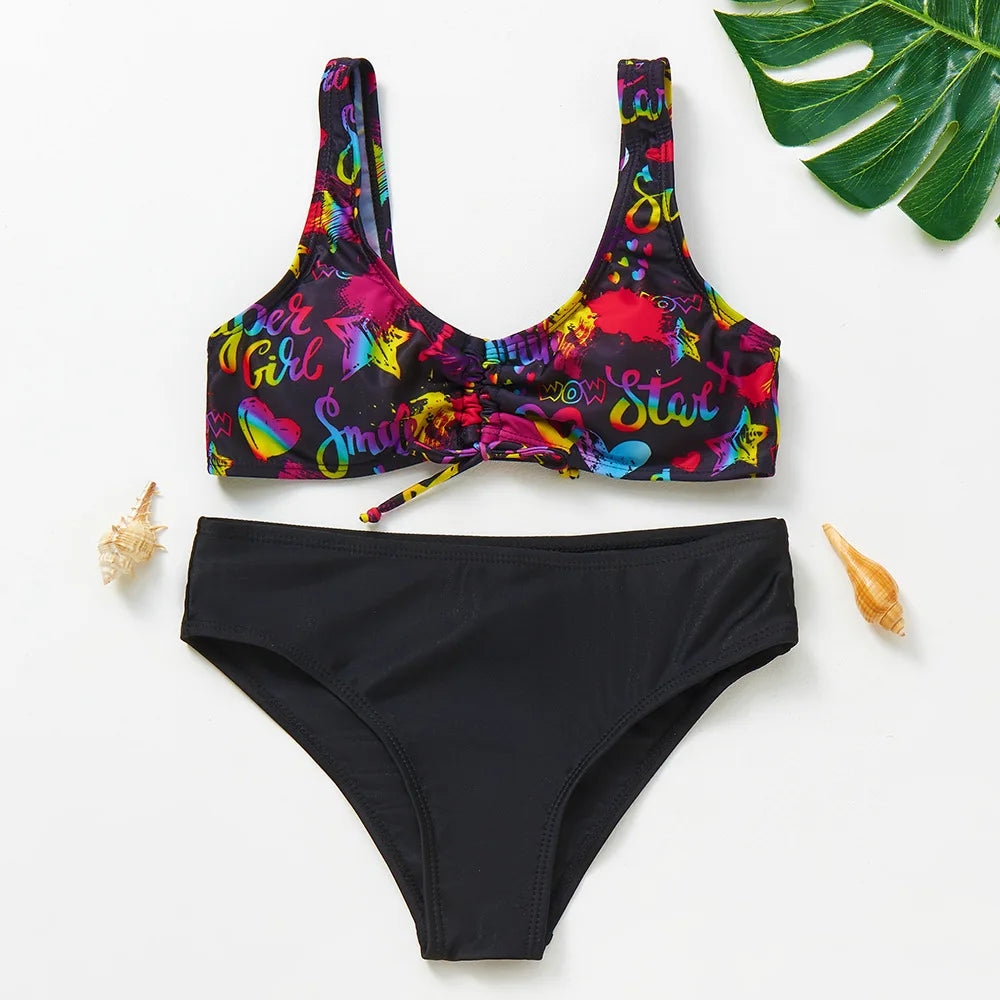 Bikini Due Pezzi Bambina con Volant – Costume da Bagno Estivo Senza Maniche, 12 Fantasie, 3–12 Anni