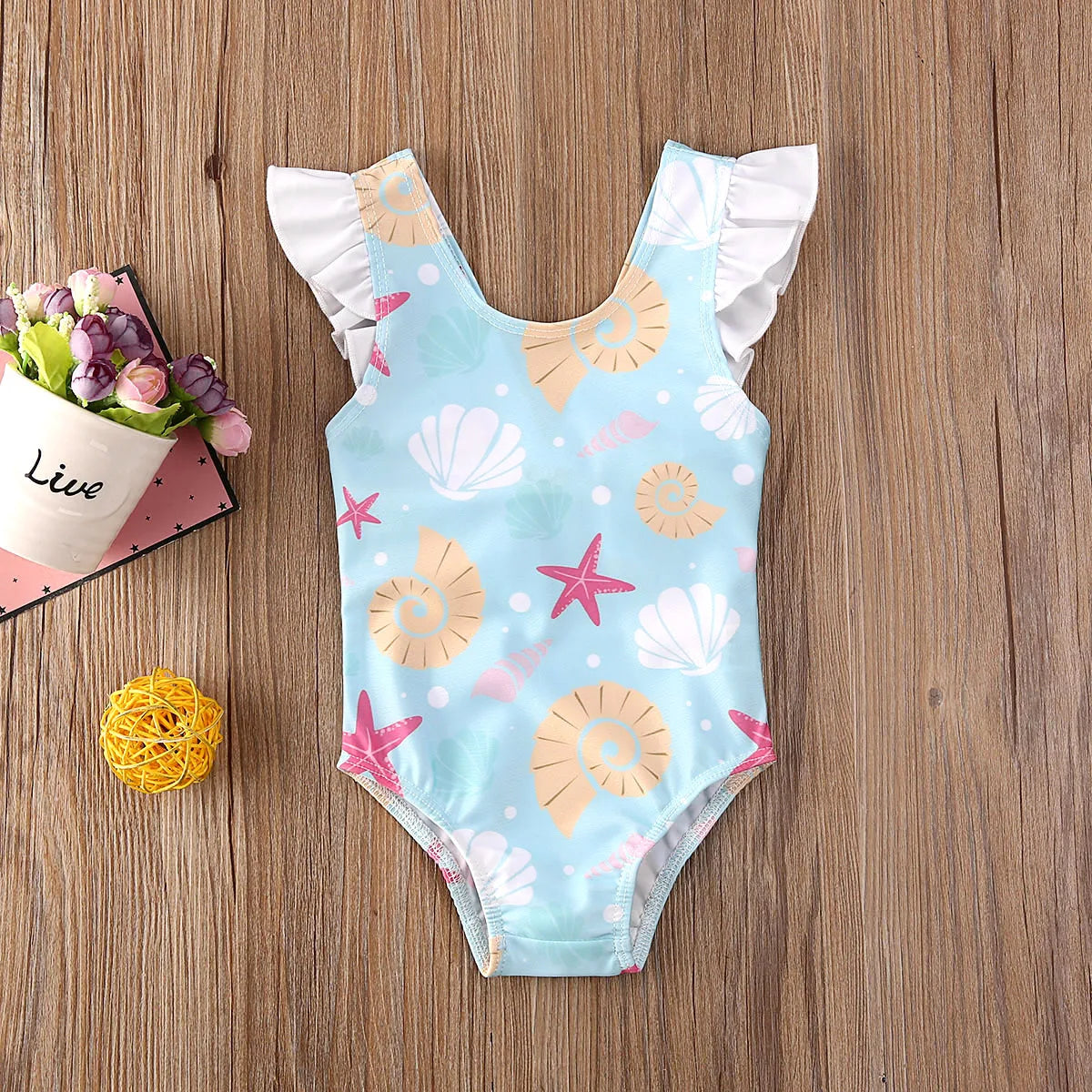 Costume da Bagno Intero Bambina con Bretelle e Volant, Stampa Stelle Marine e Conchiglie – Schiena Scoperta, 0–3 Anni