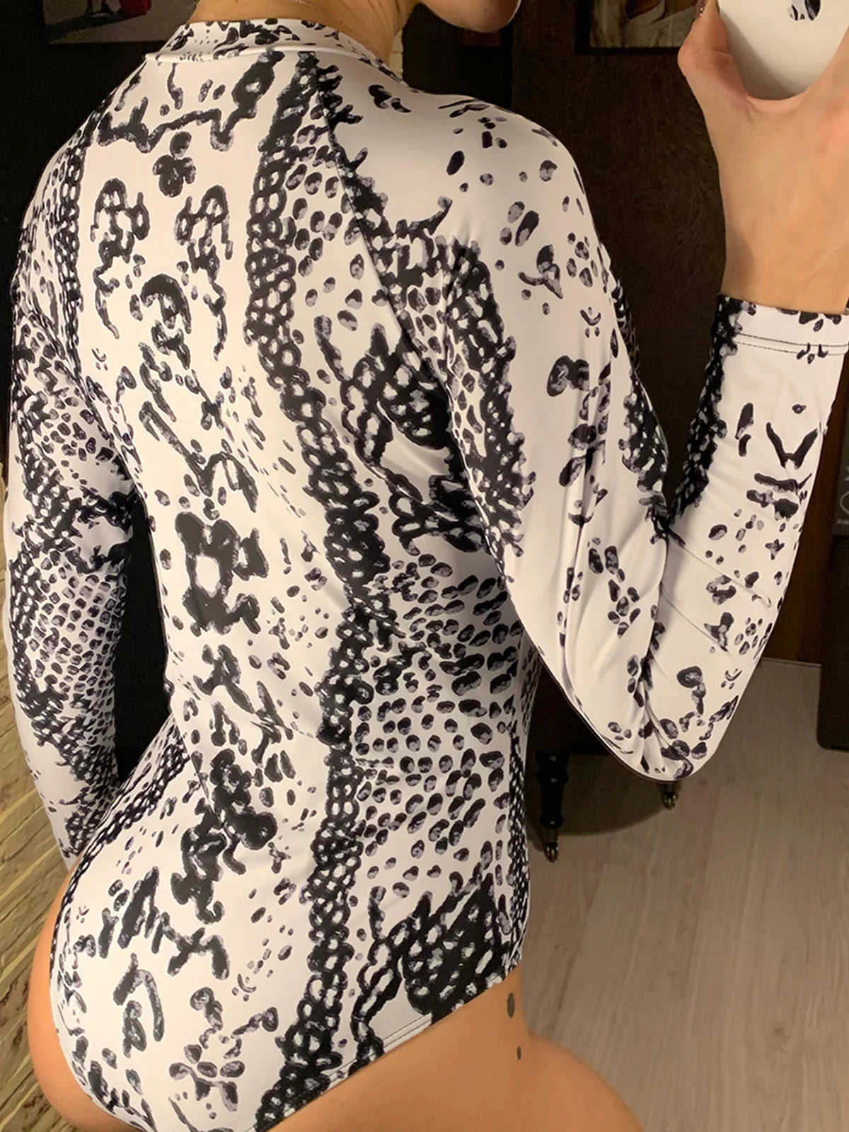 Costume Intero Donna a Maniche Lunghe Stampa Animalier con Cerniera Frontale e Protezione UV
