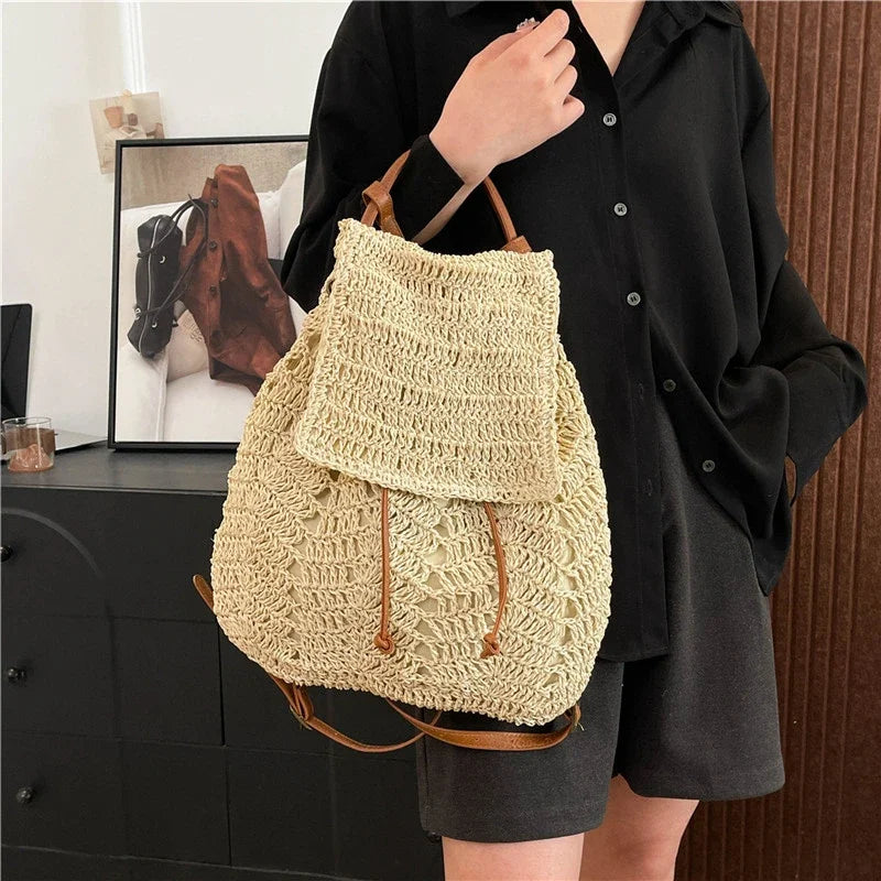 Zaino da Donna in Paglia Intrecciata Stile Boho – Chiusura a Corda, Tracolla Arcuata – 2 Colori