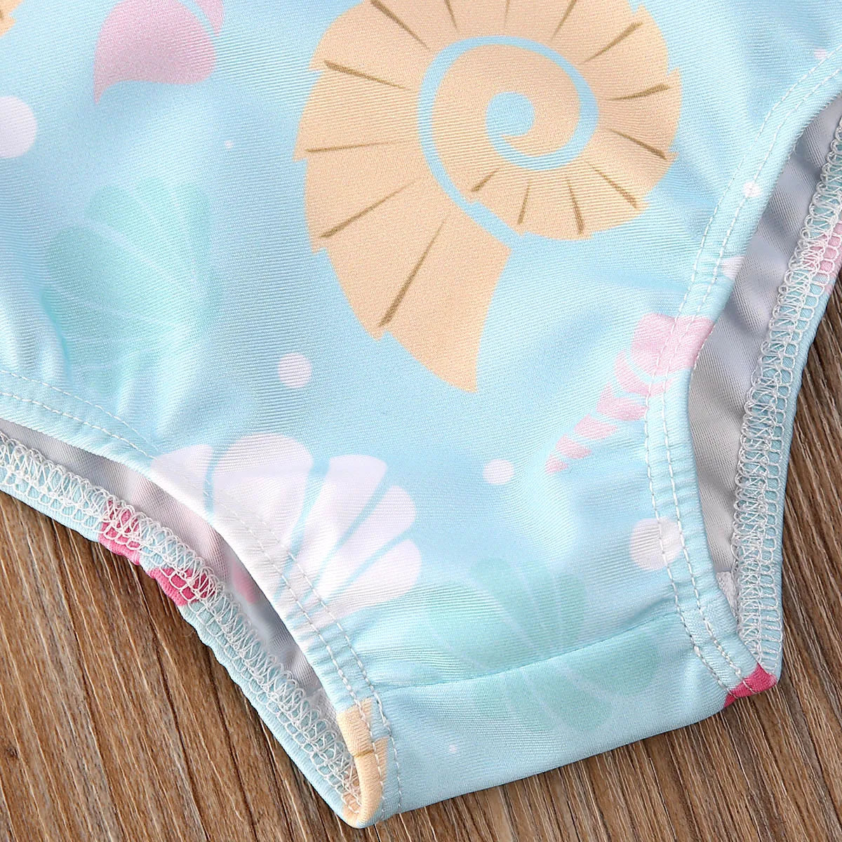 Costume da Bagno Intero Bambina con Bretelle e Volant, Stampa Stelle Marine e Conchiglie – Schiena Scoperta, 0–3 Anni