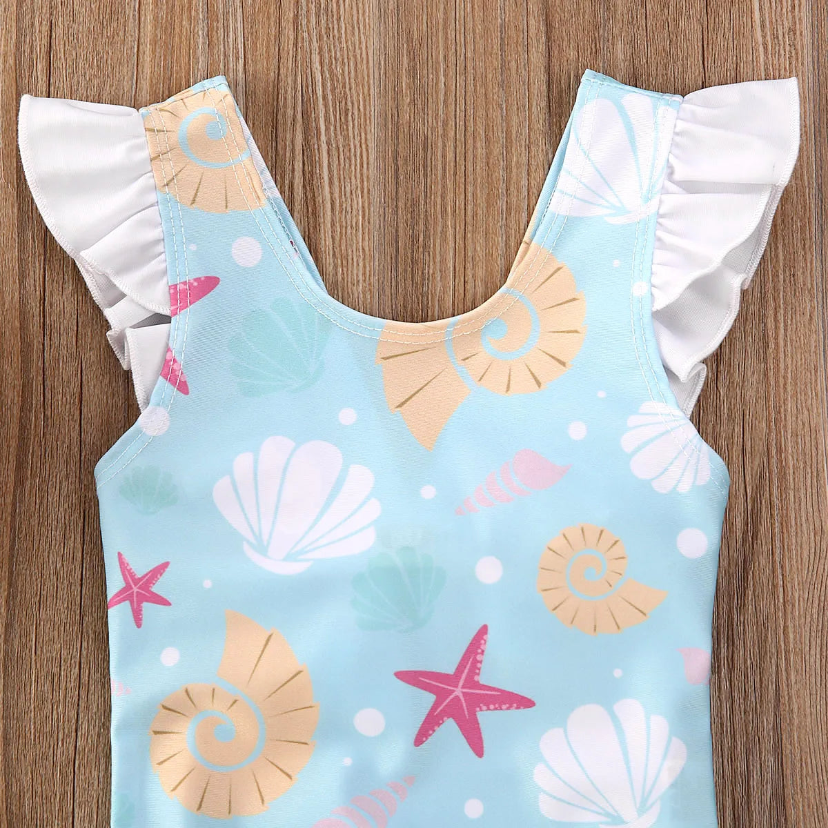 Costume da Bagno Intero Bambina con Bretelle e Volant, Stampa Stelle Marine e Conchiglie – Schiena Scoperta, 0–3 Anni