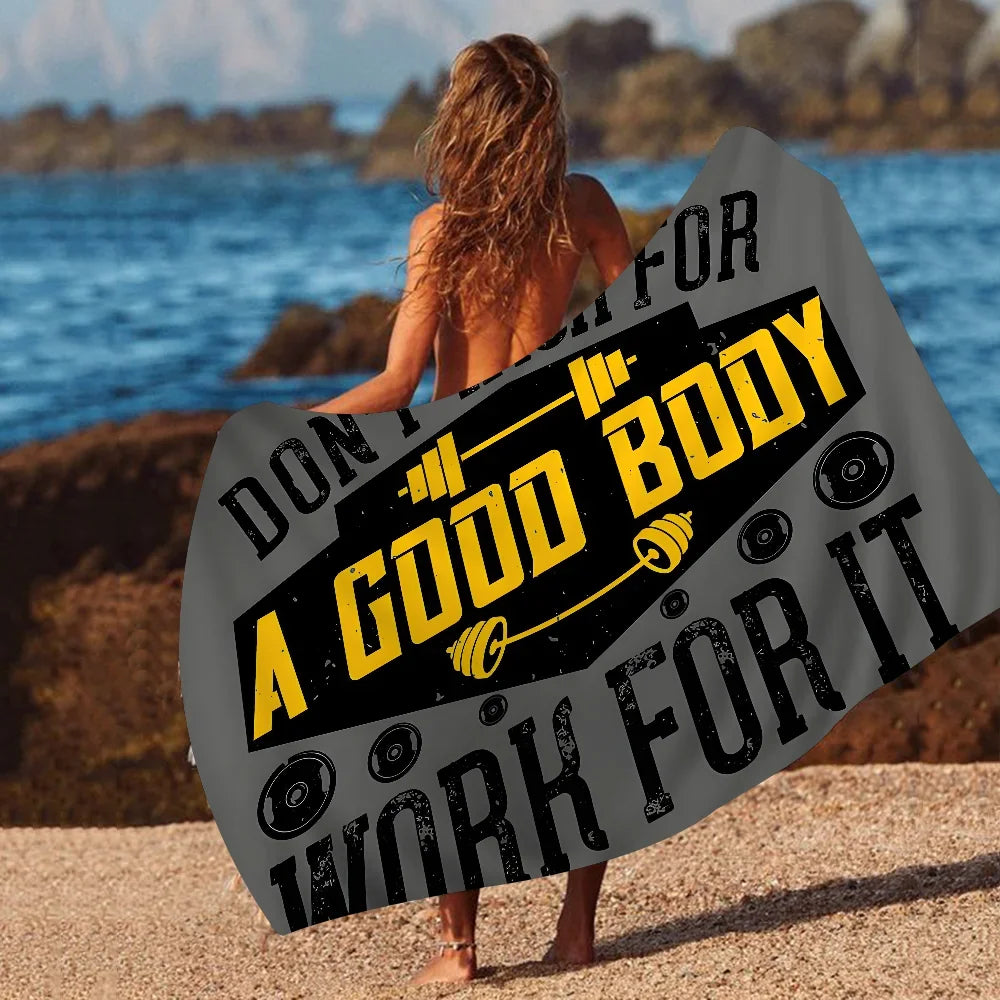 Telo Mare e Palestra in Microfibra con Slogan Fitness su Fondo Nero – 10 Modelli 6 Misure da 40×70 a 150×220 cm