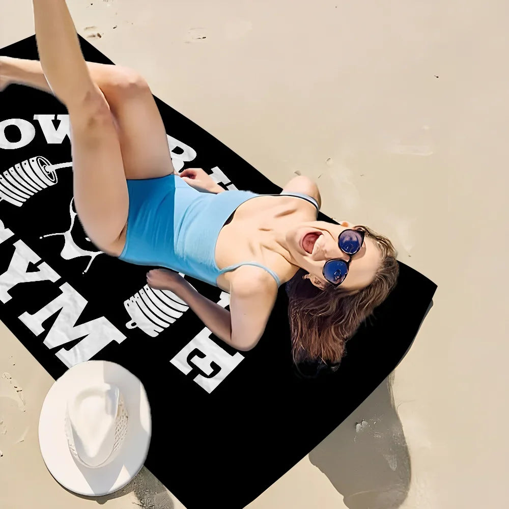 Telo Mare e Palestra in Microfibra con Slogan Fitness su Fondo Nero – 10 Modelli 6 Misure da 40×70 a 150×220 cm